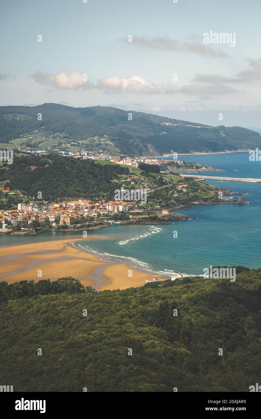 Vue sur Mundaka et Bermeo à l'embouchure de la rivière Urdaibai à Bizkaia, pays basque. Banque D'Images