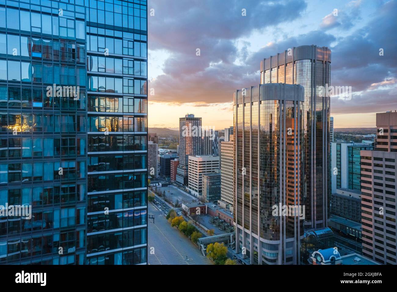 Calgary, Alberta, Canada - 1er octobre 2021 : gratte-ciels de Calgary en automne Banque D'Images