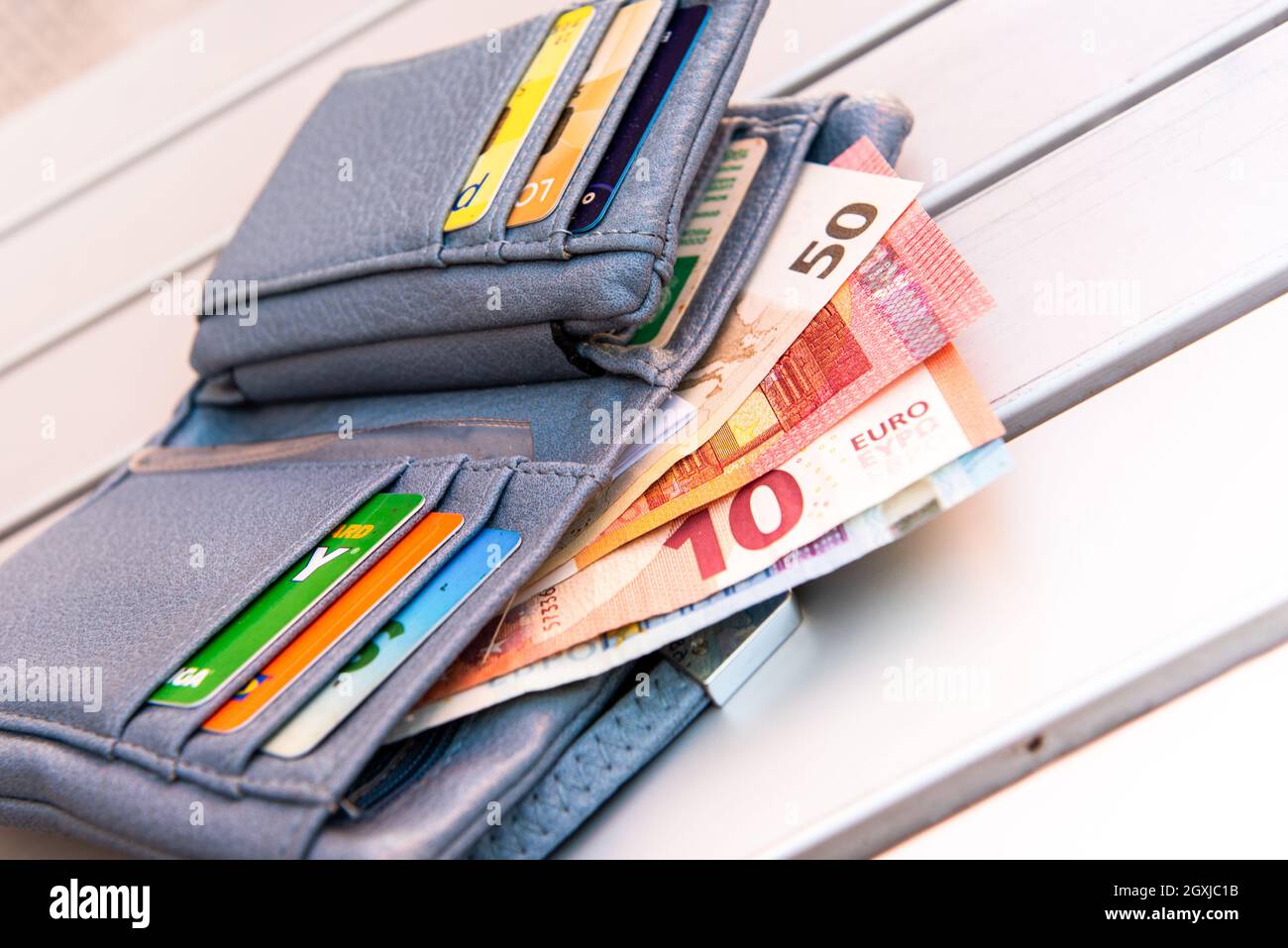 Euro argent avec portefeuille BLU sur la table en bois. Traiter de l'argent. Banque D'Images