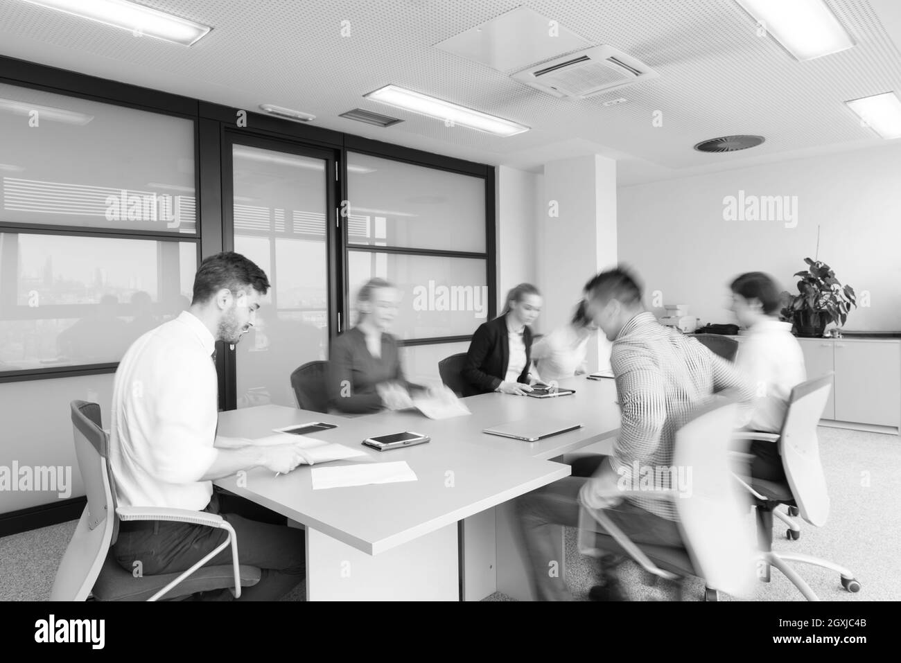 Les jeunes gens créatifs de démarrage d'entreprise groupe dans une salle de réunion avec le motion blur modern office interior Banque D'Images