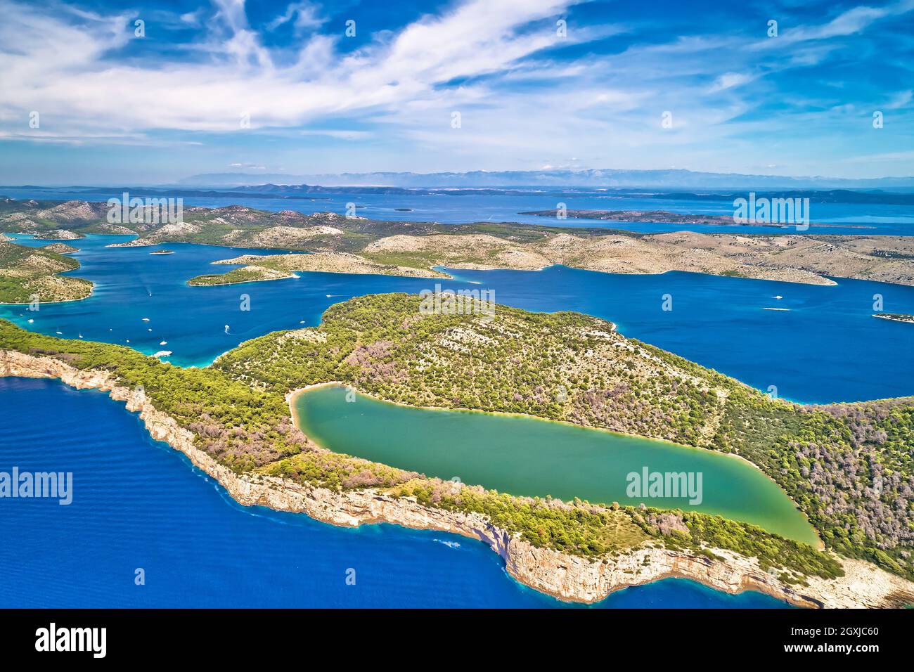 Telascica et falaises du parc naturel du lac Mir verte sur l'île de Dugi Otok vue aérienne, l'archipel des Kornati Parc national de la Croatie Banque D'Images