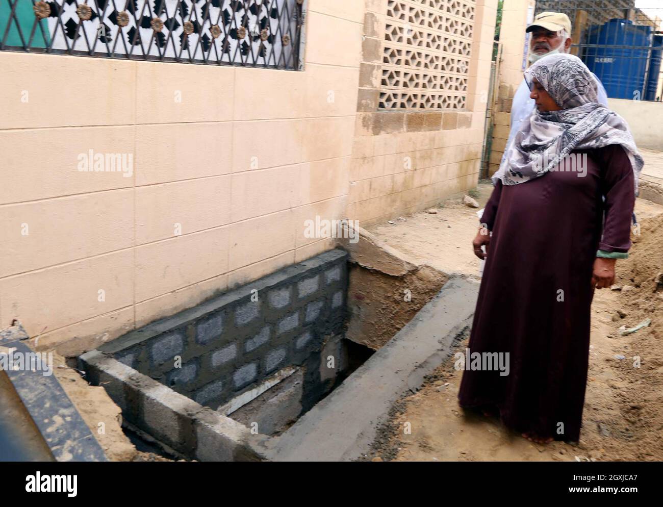 Les travailleurs occupés à préparer la tombe du légendaire comédien Umer Sharif, décédé samedi en Allemagne après avoir affronté de graves problèmes de santé, sont en cours, au cimetière Abdullah Shah Ghazi, situé dans la région de Clifton à Karachi, le mardi 05 octobre 2021. Le corps du légendaire comédien pakistanais Umer Sharif est transporté à l'aéroport après l'exécution de ses prières funéraires à Nuremberg, la légende de la comédie serait mise au repos dans le cimetière d'Abdullah Shah Ghazi. Banque D'Images