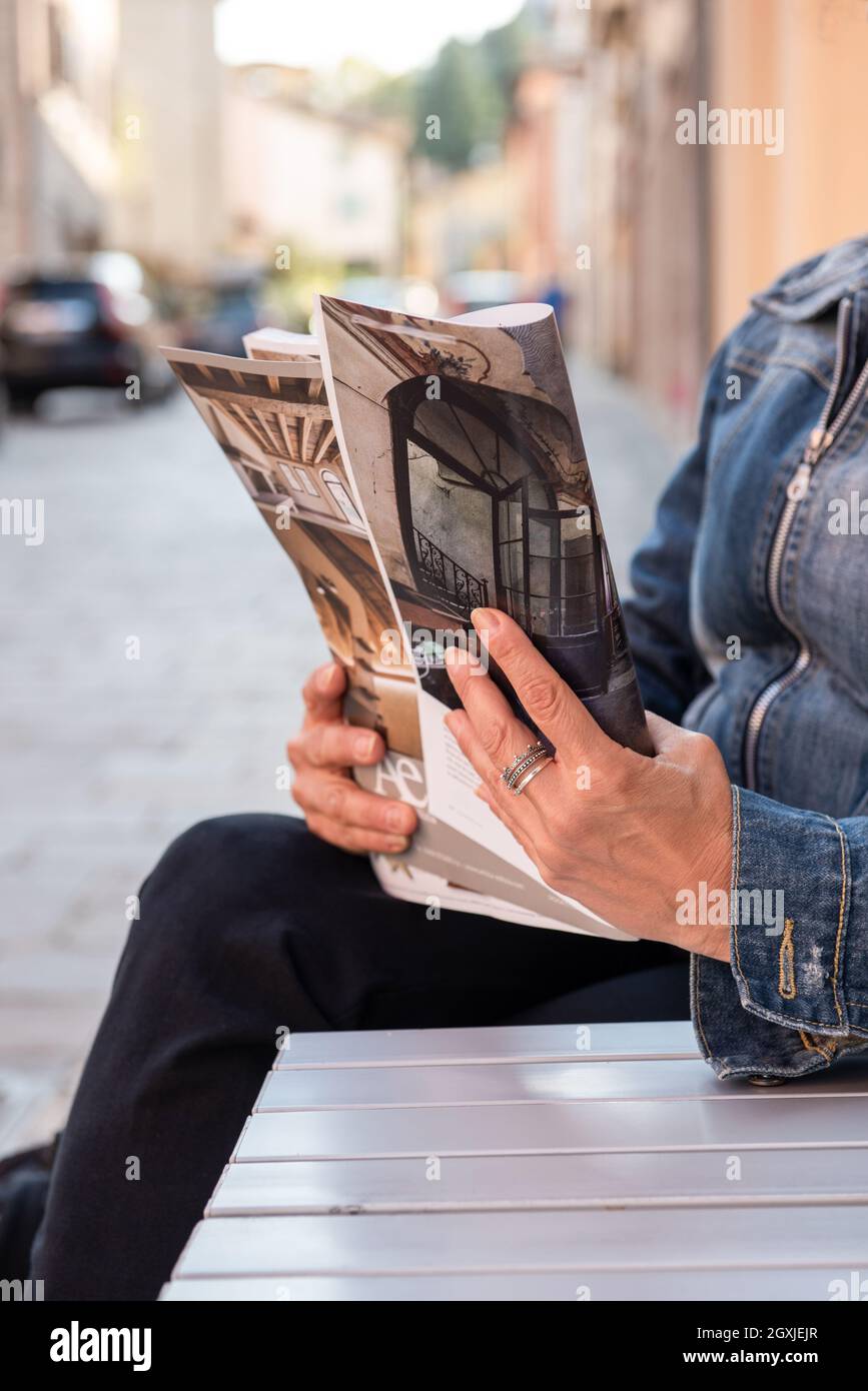 Image rapprochée d'une femme lisant un livre dans le café moderne Banque D'Images