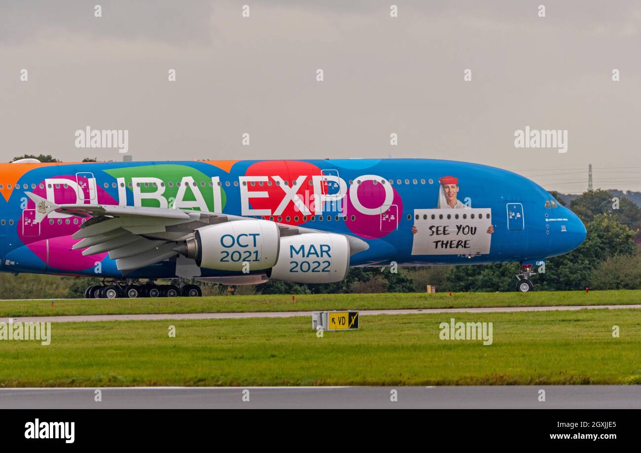 Emirates A380 Dubai Expo 2020 avion spécial Livery, est arrivé/a quitté le Royaume-Uni pour la première fois à l'aéroport de Manchester. C’est un repaint complet du nez à la queue et des messages spéciaux “Dubai Expo” et “faire partie de la magie” traversent les deux côtés du fuselage. Les capots moteur portent également les messages de l'Expo 2020 de Dubaï et les dates de l'événement. Banque D'Images