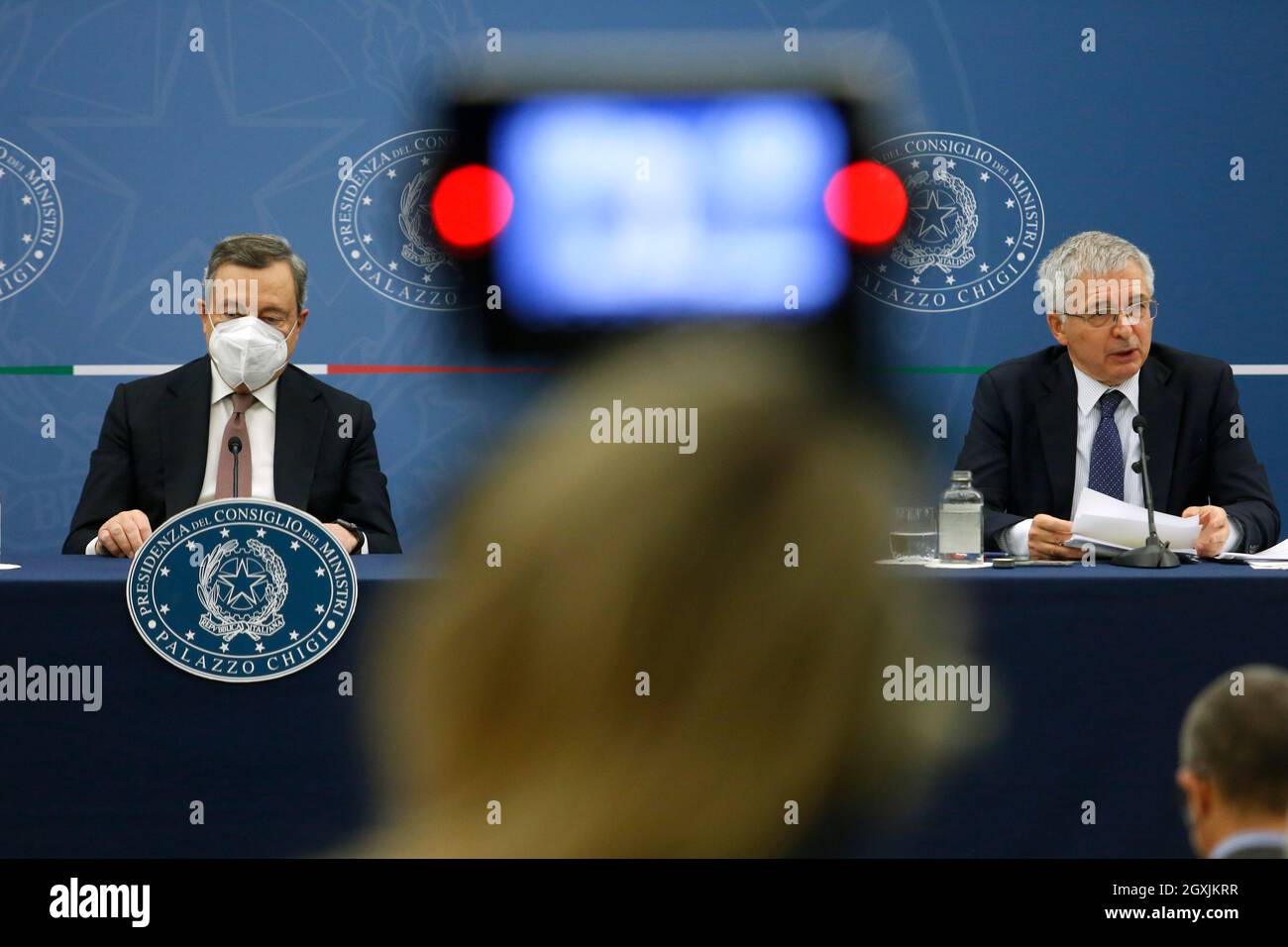 Rome, Italie. 05e octobre 2021. Le premier ministre italien Mario Draghi et le ministre de l'économie Daniele Franco assistent à une conférence de presse après le cabinet du ministre.Rome (Italie), 5 octobre 2021 photo Samantha Zucchi Insidefoto crédit: Insidefoto srl/Alay Live News Banque D'Images