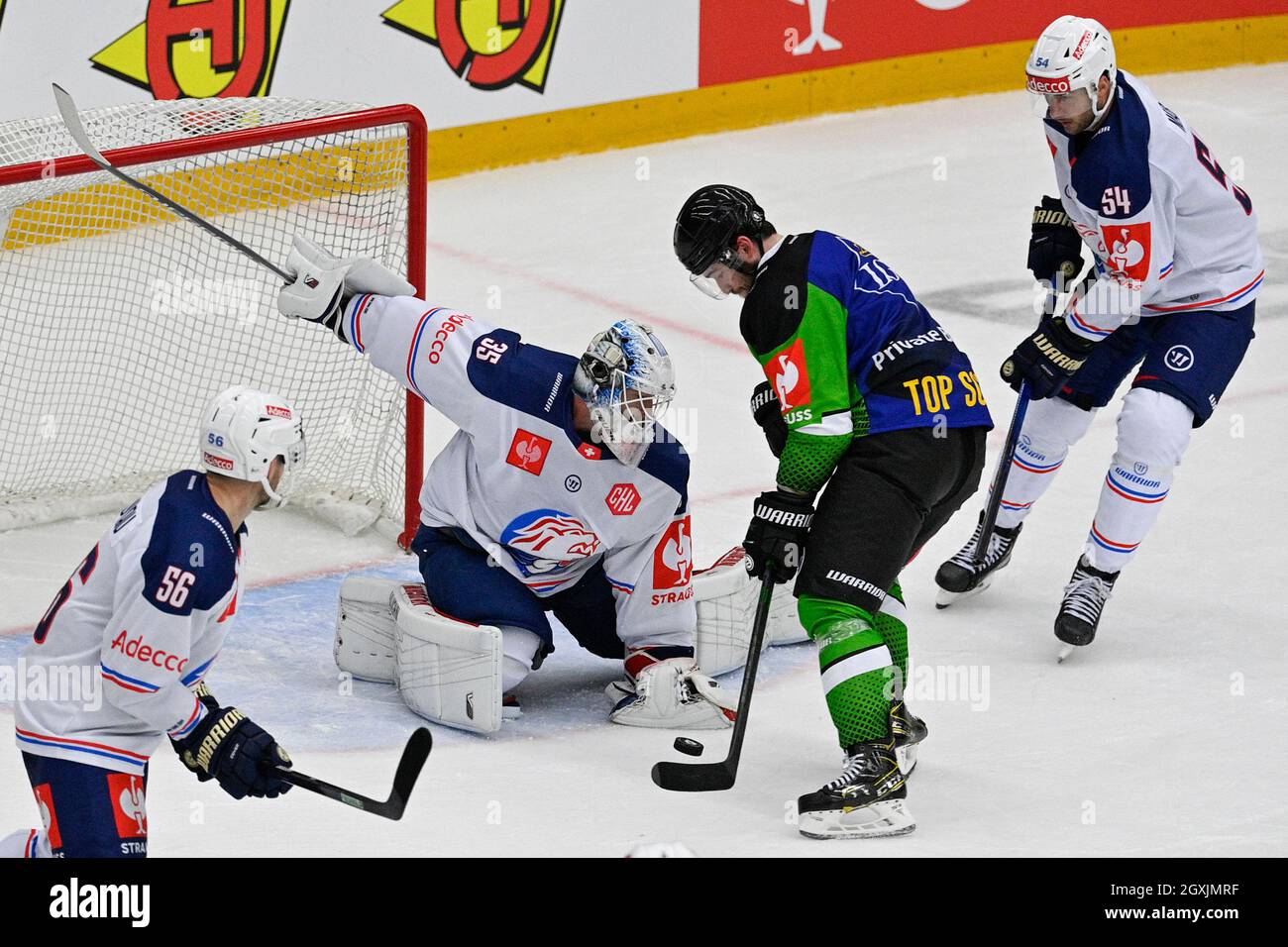 Mlada Boleslav, République tchèque. 05e octobre 2021. L-R Maxim Noreau, Ludovic Waeber (tous deux Zurich), Ondrej Najman (Mlada Boleslav) et Christian Marti (Zurich) en action lors de la Ligue des champions de hockey (CHL), un tournoi européen de hockey sur glace, match BK Mlada Boleslav (Tchèque) contre ZSC Lions Zurich (Suisse), le 5 octobre 2021, en République Tchèque de Mlada Boleslav. Crédit : Michal Kamaryt/CTK photo/Alay Live News Banque D'Images