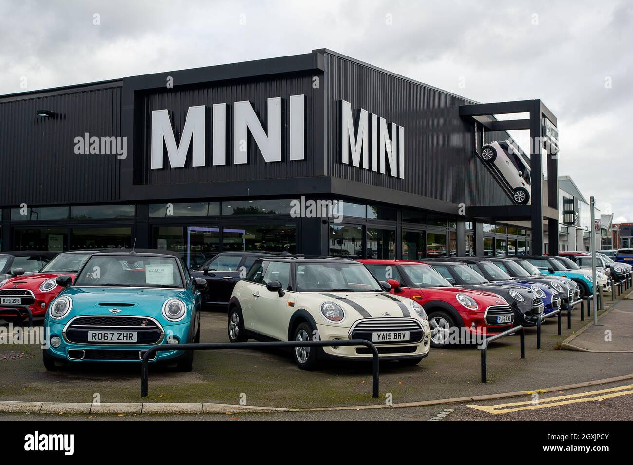 Slough, Berkshire, Royaume-Uni. 5 octobre 2021. Le concessionnaire Sytner Mini à Slough. De nouveaux chiffres publiés par la Society of Motor Manufacturers and Traders ont indiqué que les ventes de voitures neuves ont chuté de 34.4 % par rapport à l'année précédente en septembre, ce qui est traditionnellement l'un des mois les plus achalandés de l'industrie. Les ventes de voitures d'occasion ont par contre été fortes, car la pénurie mondiale de puces informatiques entraîne de longues listes d'attente pour les nouvelles voitures . Crédit : Maureen McLean/Alay Live News Banque D'Images