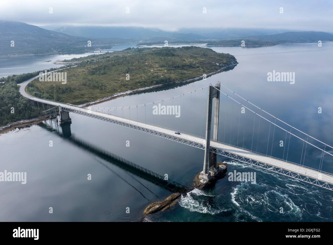 Vue aérienne du pont suspendu au-dessus du fjord Efjord, route E6, nord de la Norvège Banque D'Images