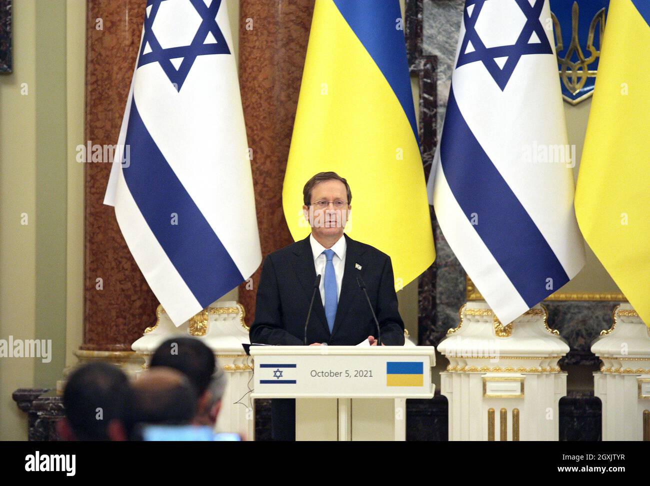 KIEV, UKRAINE - le 05 OCTOBRE 2021 - le président de l'État d'Israël Isaac Herzog est photographié lors d'un exposé conjoint sur les résultats de la réunion officielle avec le président de l'Ukraine, Volodymyr Zelenskyy, Kiev, capitale de l'Ukraine Banque D'Images