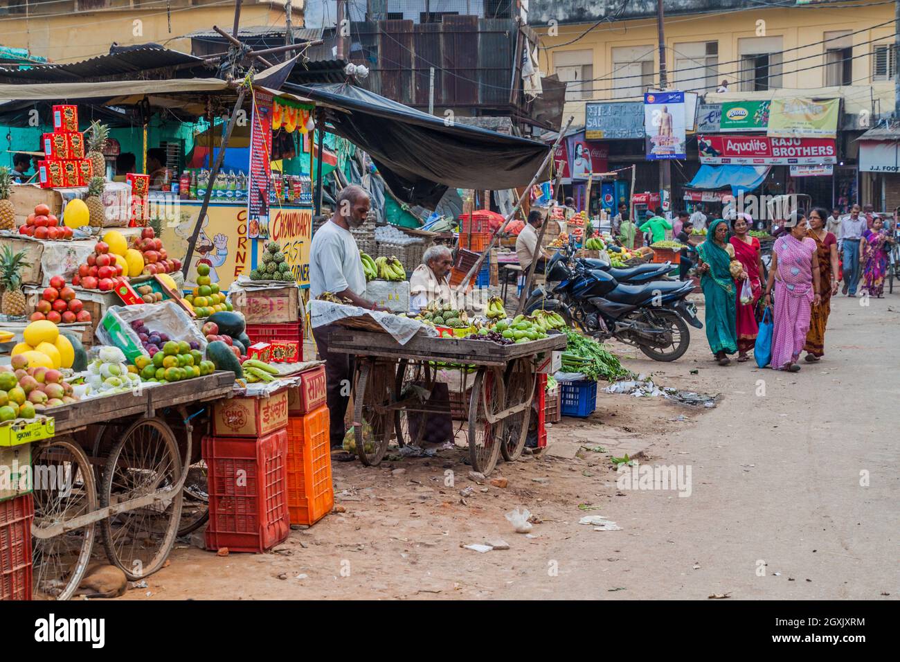 VARANASI, INDE - 25 OCTOBRE 2016 : stands de fruits de rue à Varanasi Inde Banque D'Images