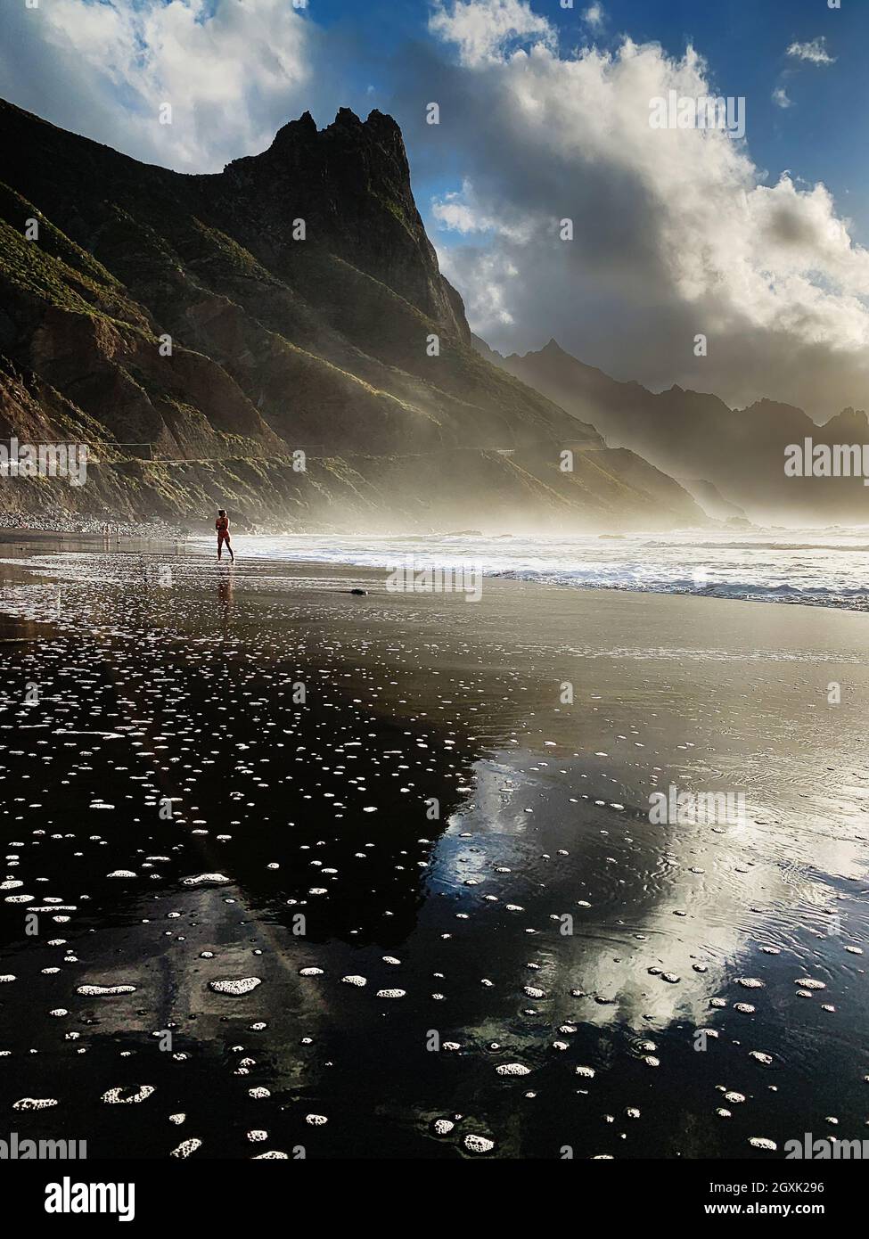 Femme debout sur la plage de Benijo, Parc rural d'Anaga, Tenerife, Iles Canaries, Espagne Banque D'Images