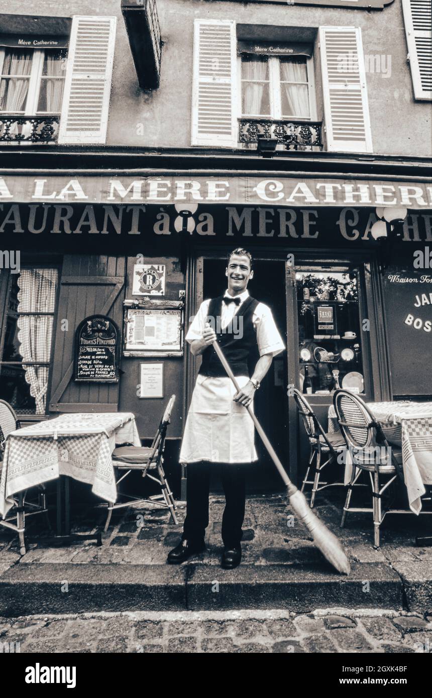 PARIS SERVEUR MONTMARTRE B&W RÉTRO STYLE VINTAGE serveur français classique, préparations matinales au restaurant parisien emblématique 'A la Mere Catherine', Montmartre, Paris France. ( © Ian Shaw photographe) Banque D'Images