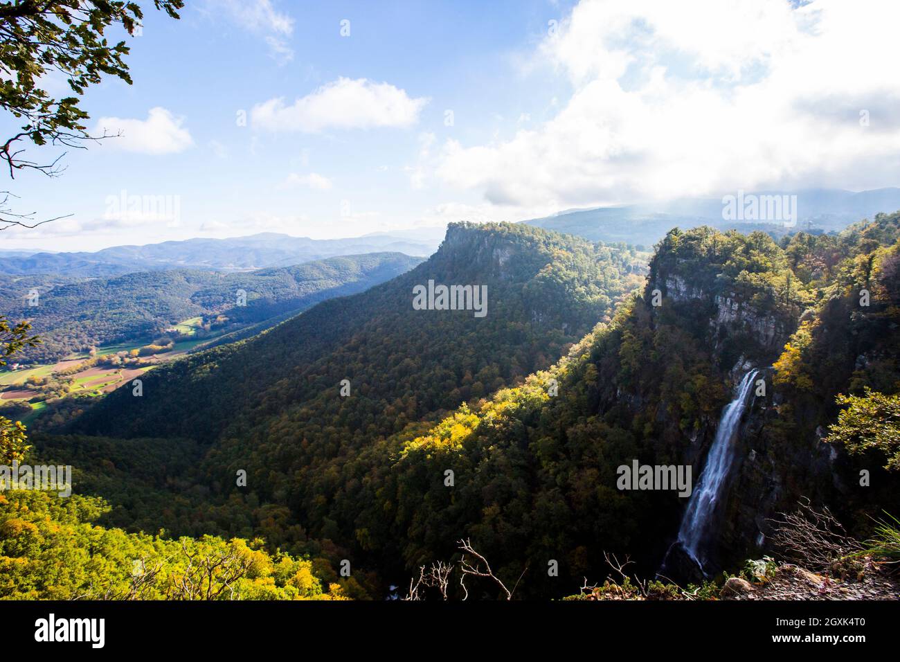 Paysage de montagne et cascade de sel de Coromina en automne, la Garrotxa, Gérone, Espagne Banque D'Images