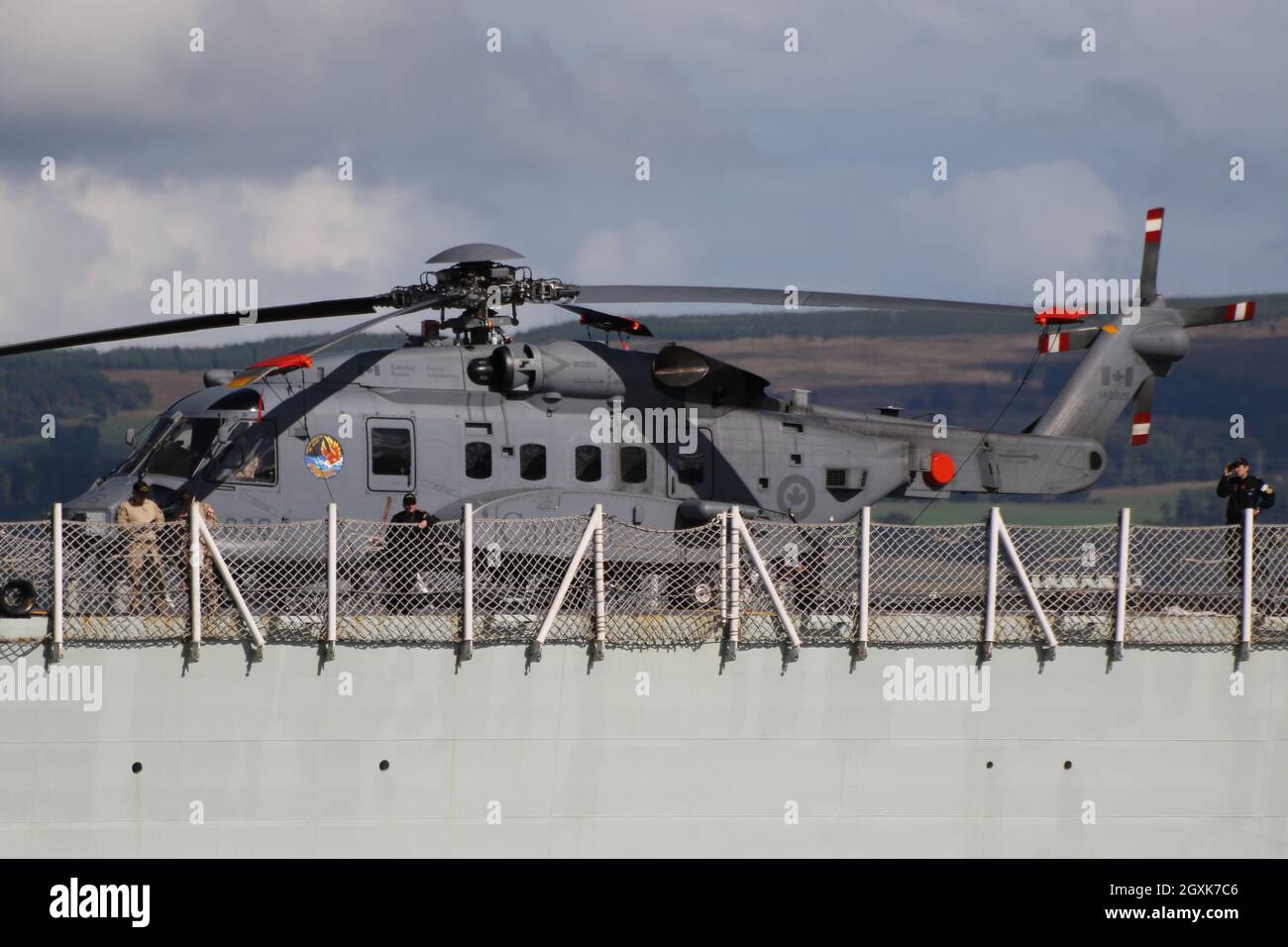 148826, un hélicoptère Sikorsky CH-148 Cyclone exploité par la Royal Canadian Air Force, à bord du NCSM Fredericton (FFH-337), une frégate de classe Halifax (ou de classe ville) exploitée par la Marine royale du Canada.Le navire est vu passer Greenock sur le Firth de Clyde, alors qu'elle part pour participer aux exercices militaires Dynamic Mariner 2021 et joint Warrior 21-2. Banque D'Images