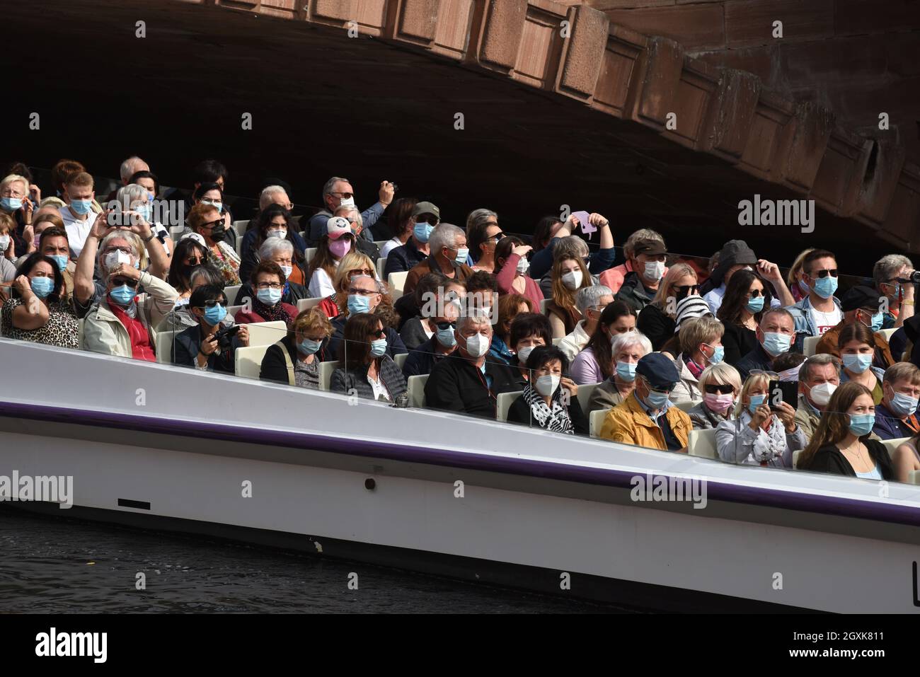 Touristes portant des masques pandémiques Covid sur un bateau à vue Strasbourg France 2021 coronavirus virus tourisme vacances voyage passagers vacances Banque D'Images