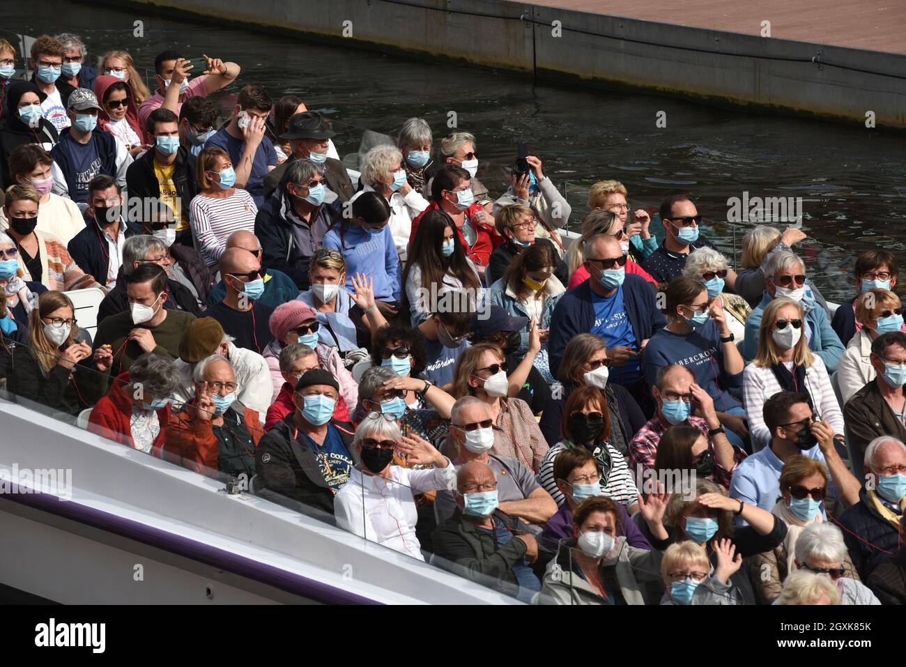 Touristes portant des masques pandémiques Covid sur un bateau à vue Strasbourg France 2021 coronavirus virus tourisme vacances voyage passagers vacances Banque D'Images