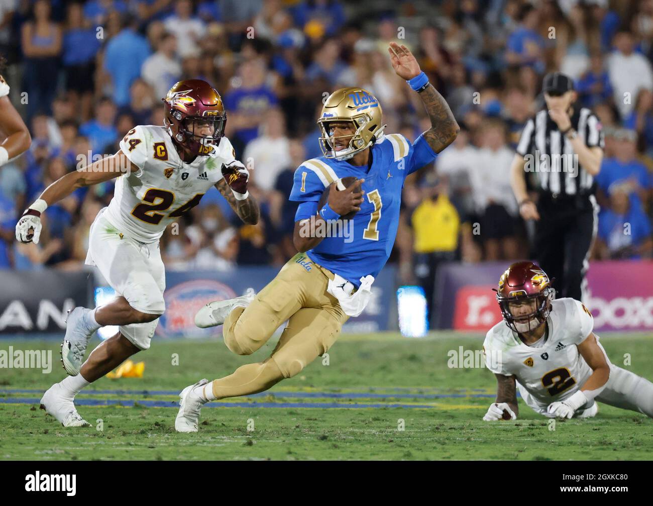 Pasadena, Californie, États-Unis. 02 octobre 2021. Le quarterback UCLA Bruins Dorian Thompson-Robinson #1 porte le ballon pendant le match de football NCAA entre les Bruins UCLA et les Sun Devils de l'État d'Arizona au Rose Bowl à Pasadena, en Californie. Crédit photo obligatoire : Charles Baus/CSM/Alay Live News Banque D'Images