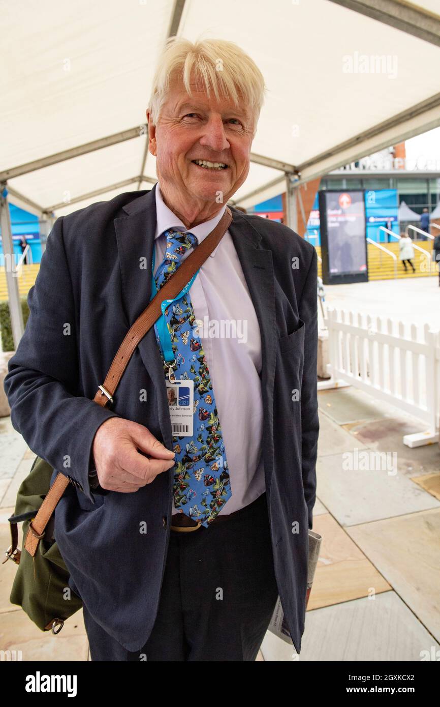 Manchester, Angleterre, Royaume-Uni. 5 octobre 2021. PHOTO : Stanley Johnson - Père du Premier ministre britannique Boris Johnson. Scènes pendant la Conférence du parti conservateur #CPC21. Crédit : Colin Fisher/Alay Live News Banque D'Images