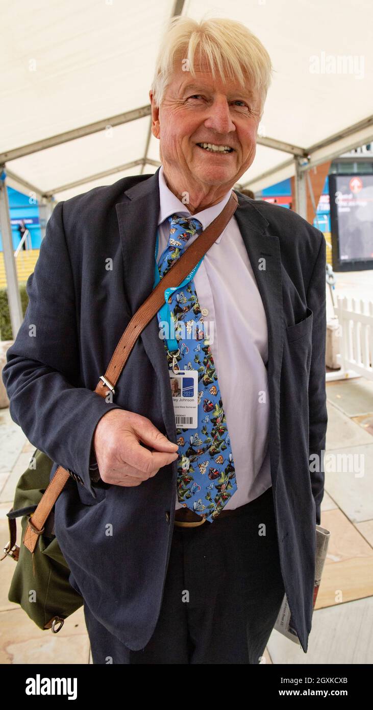 Manchester, Angleterre, Royaume-Uni. 5 octobre 2021. PHOTO : Stanley Johnson - Père du Premier ministre britannique Boris Johnson. Scènes pendant la Conférence du parti conservateur #CPC21. Crédit : Colin Fisher/Alay Live News Banque D'Images