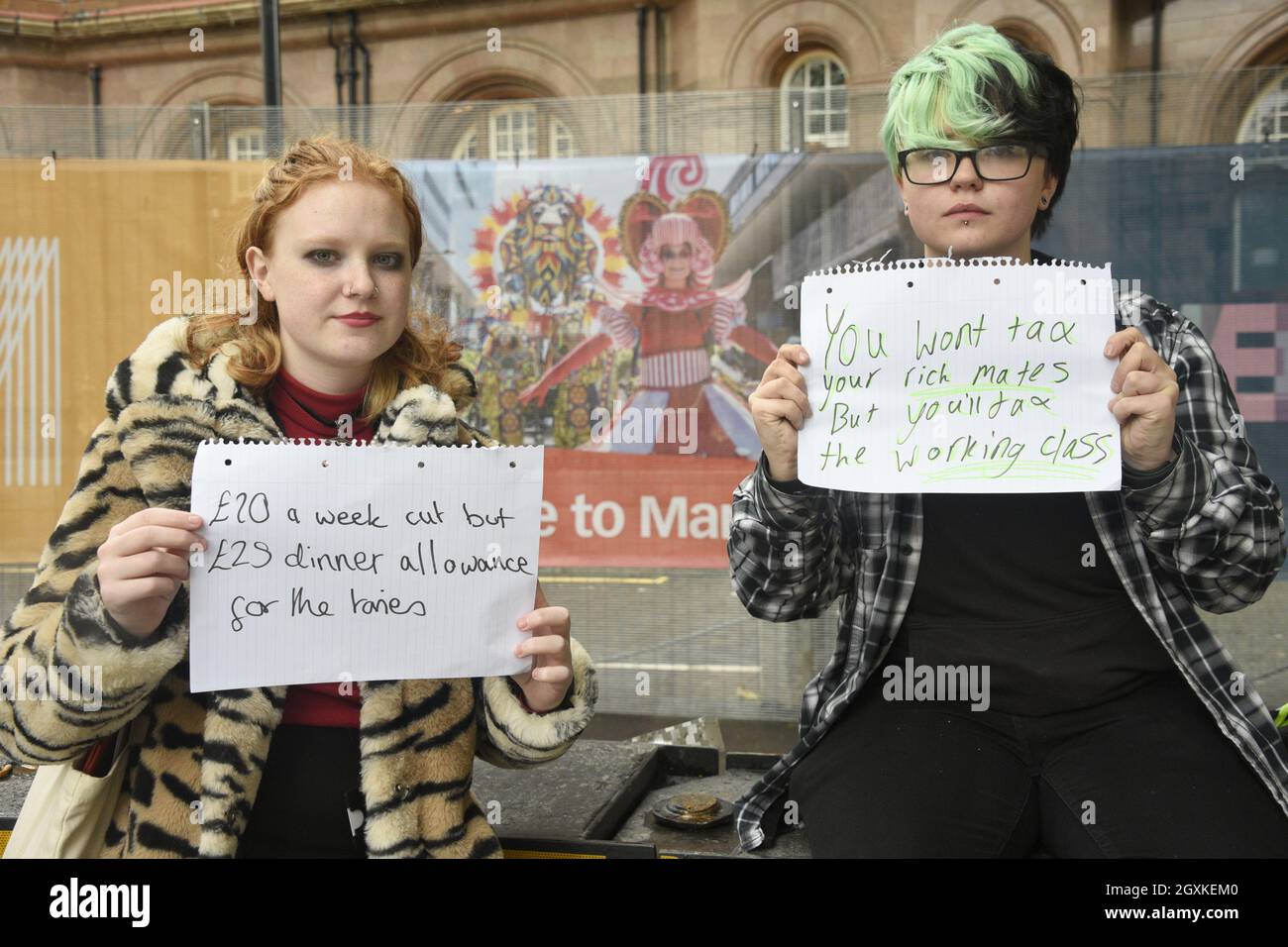 Manchester, Royaume-Uni, 5 octobre 2021. Les jeunes protestataires ont fait pression pour des impôts équitables et aucune réduction du crédit universel en dehors de la Conférence du Parti conservateur à Manchester, au Royaume-Uni. La conférence aura lieu du 3 octobre au 6 octobre 2021, au complexe de convention de Manchester Central. L'événement comporte des slogans « construire mieux » et « aller de l'avant avec le travail ». Elle se déroule dans un contexte de pénuries de carburant, de problèmes d'approvisionnement et d'inflation croissante. Crédit : Terry Waller/Alay Live News Banque D'Images