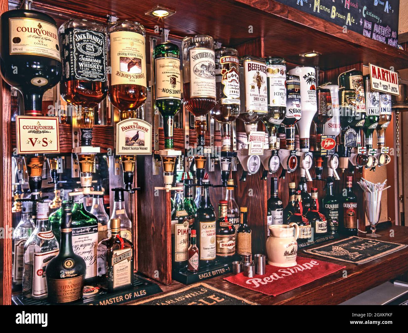 Pub années 1990 intérieur avec divers spiritueux et boissons et liqueurs exposés à la vente dans une maison publique typique de pub anglais traditionnel dans les années 1990 Banque D'Images