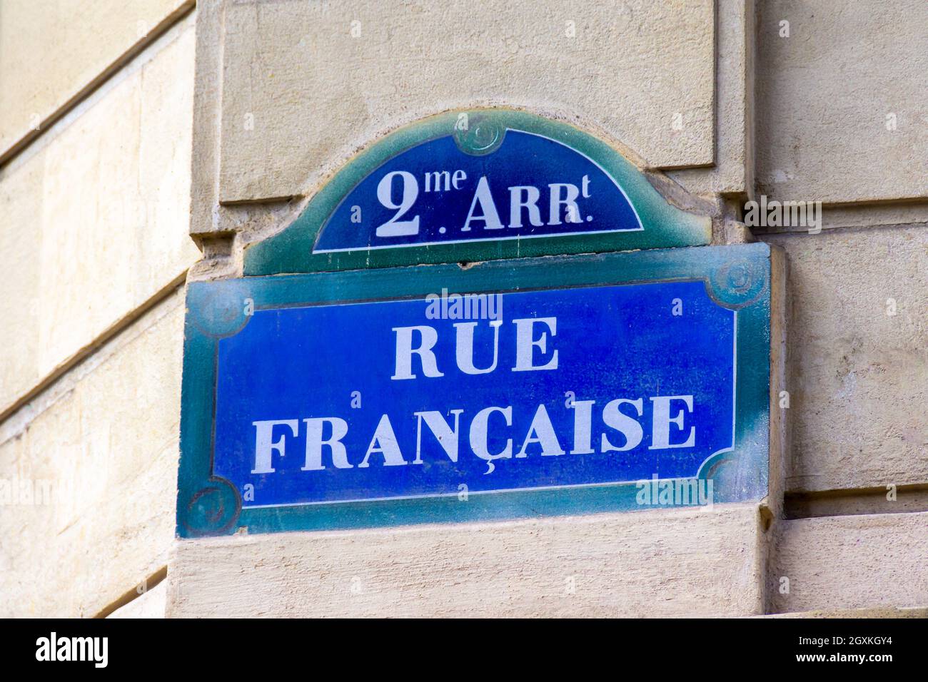 Plaque de nom de rue traditionnelle du 2ème arrondissement de Paris sur laquelle se lit 'rue française' écrit en français Banque D'Images