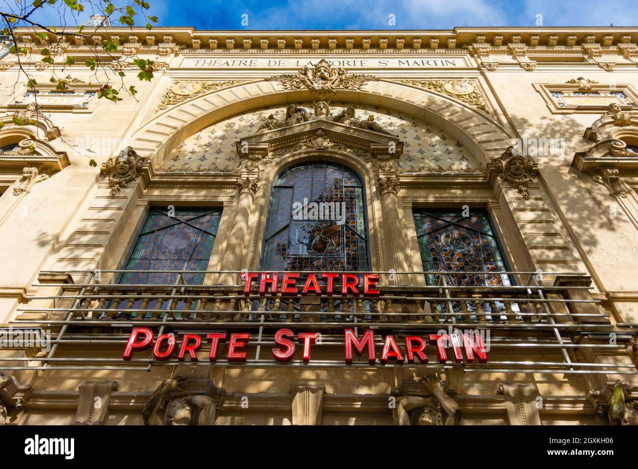 Vue extérieure de la façade du théâtre de la porte Saint-Martin, situé  boulevard Saint-Martin dans le 10ème arrondissement de Paris, France Photo  Stock - Alamy