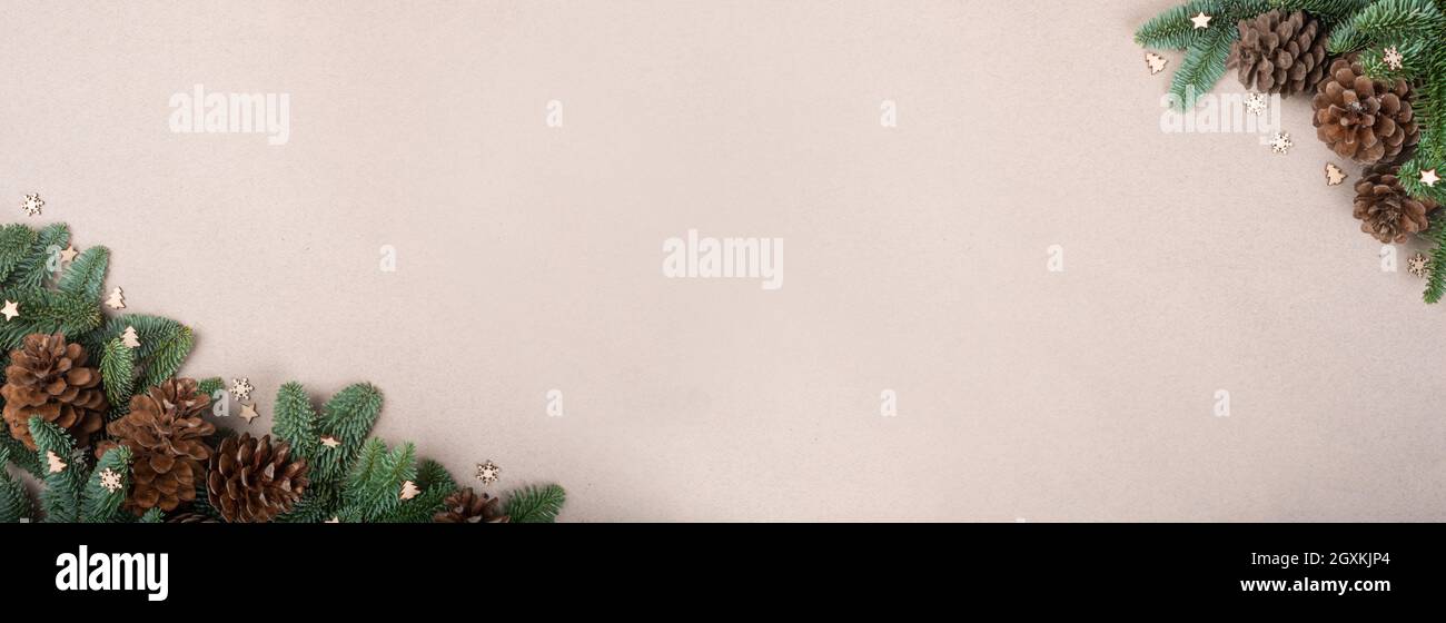 Carte de Noël bannière fond clair avec branches de sapin noble cadre de bordure en forme de cône de pin avec espace de copie pour le texte Banque D'Images
