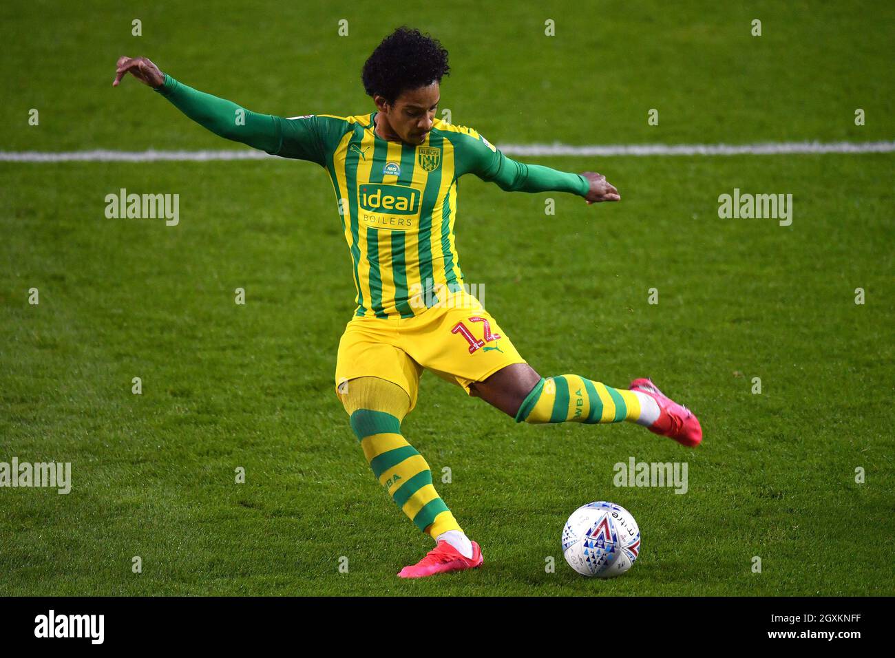 Le Mateus Pereira de West Bromwich Albion marque le troisième but du match de son côté Banque D'Images