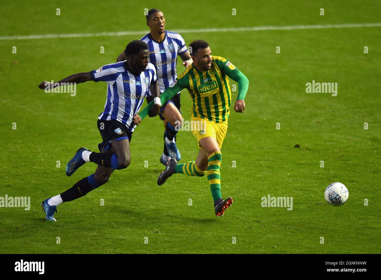 Hal Robson-Kanu de West Bromwich Albion et Dominic Iorfa de Sheffield Wednesday se battent pour le ballon Banque D'Images