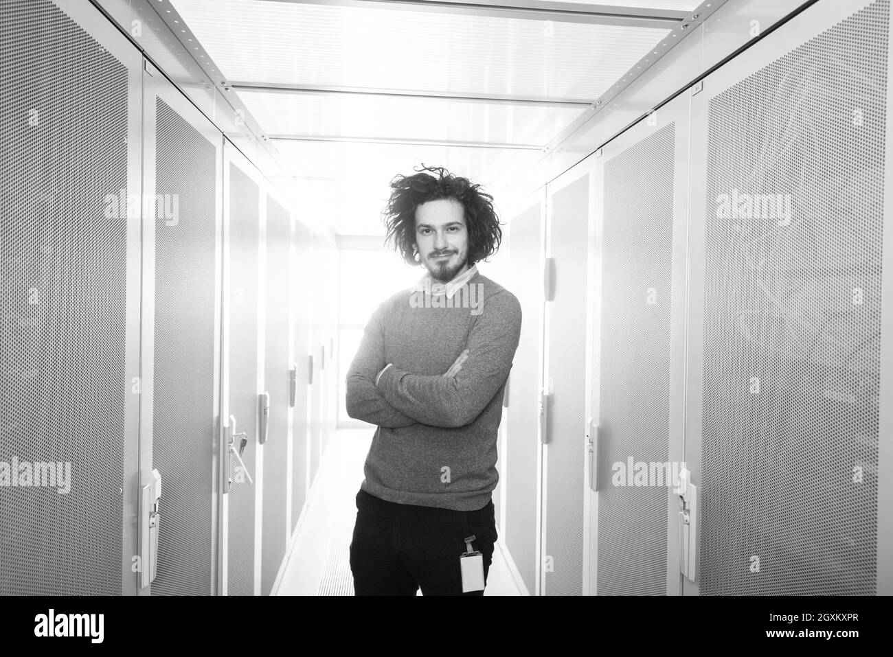 Portrait of young handsome il en ingénieur datacenter server room Banque D'Images