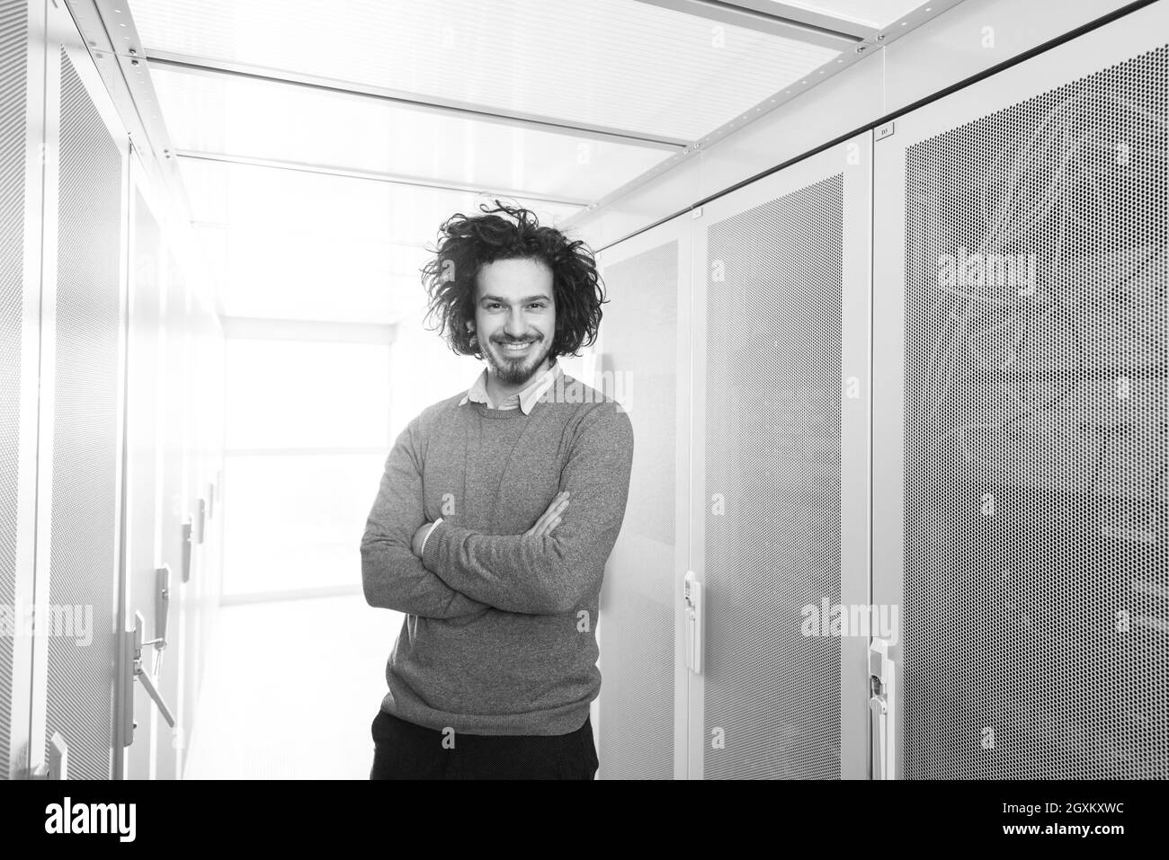 Portrait of young handsome il en ingénieur datacenter server room Banque D'Images