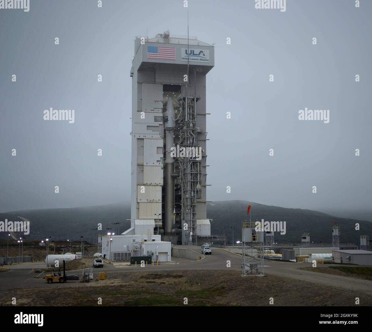 La fusée Atlas V de l'United Launch Alliance avec le satellite Landsat 9 de la NASA à bord est préparée pour le lancement à partir du complexe de lancement spatial 3, base spatiale de Vandenberg le 25 septembre 2021 à Lompoc, en Californie. Banque D'Images