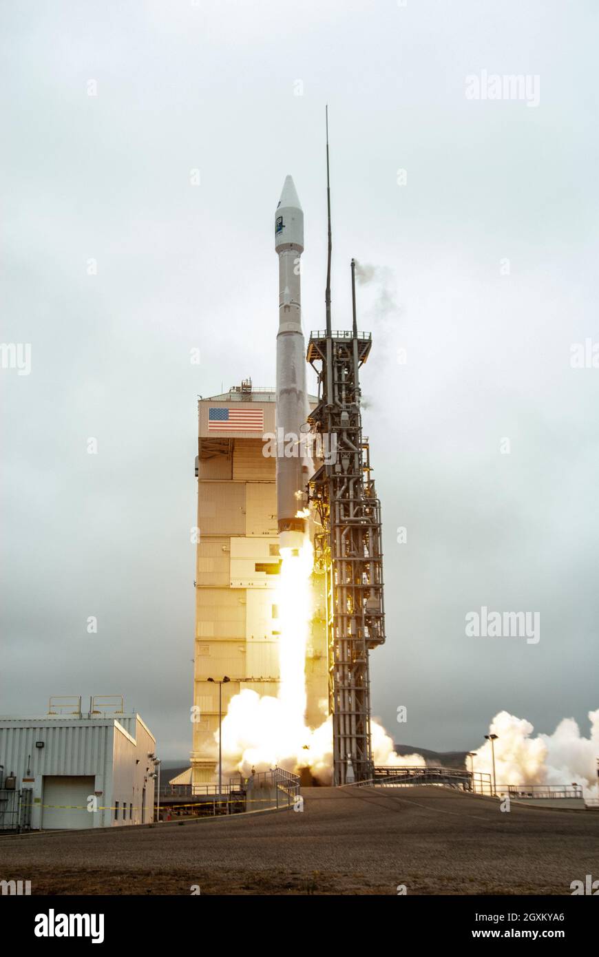 La fusée Atlas V de United Launch Alliance avec le satellite Landsat 9 de la NASA monte à bord du complexe de lancement spatial 3, base spatiale de Vandenberg le 27 septembre 2021 à Lompoc, en Californie. Banque D'Images