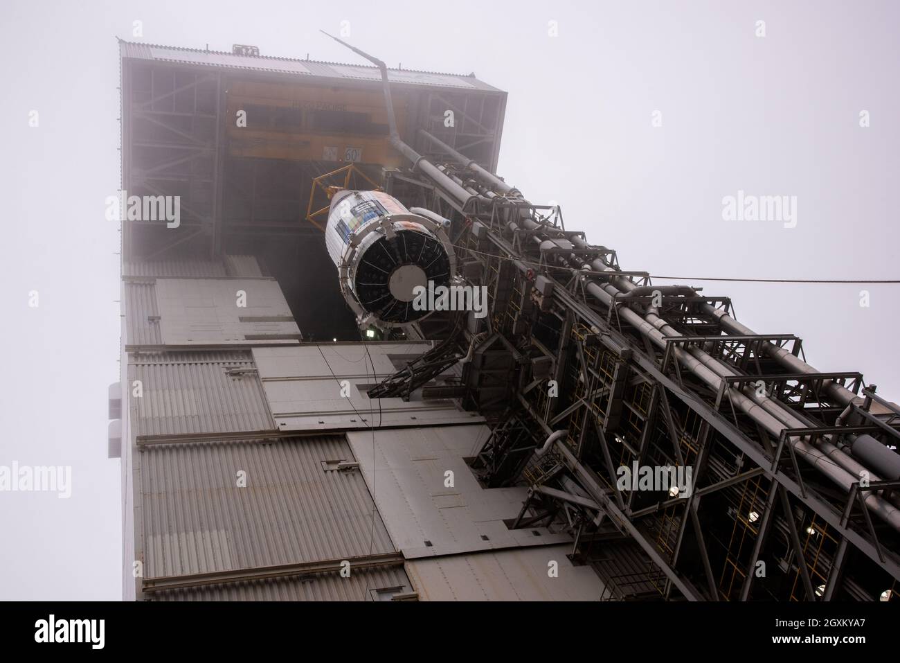 Le vaisseau spatial Landsat 9 de la NASA est soulevé et accouplé à la fusée Atlas V de l'United Launch Alliance au complexe de lancement spatial 3, base spatiale de Vandenberg le 15 septembre 2021 à Lompoc, en Californie. Banque D'Images