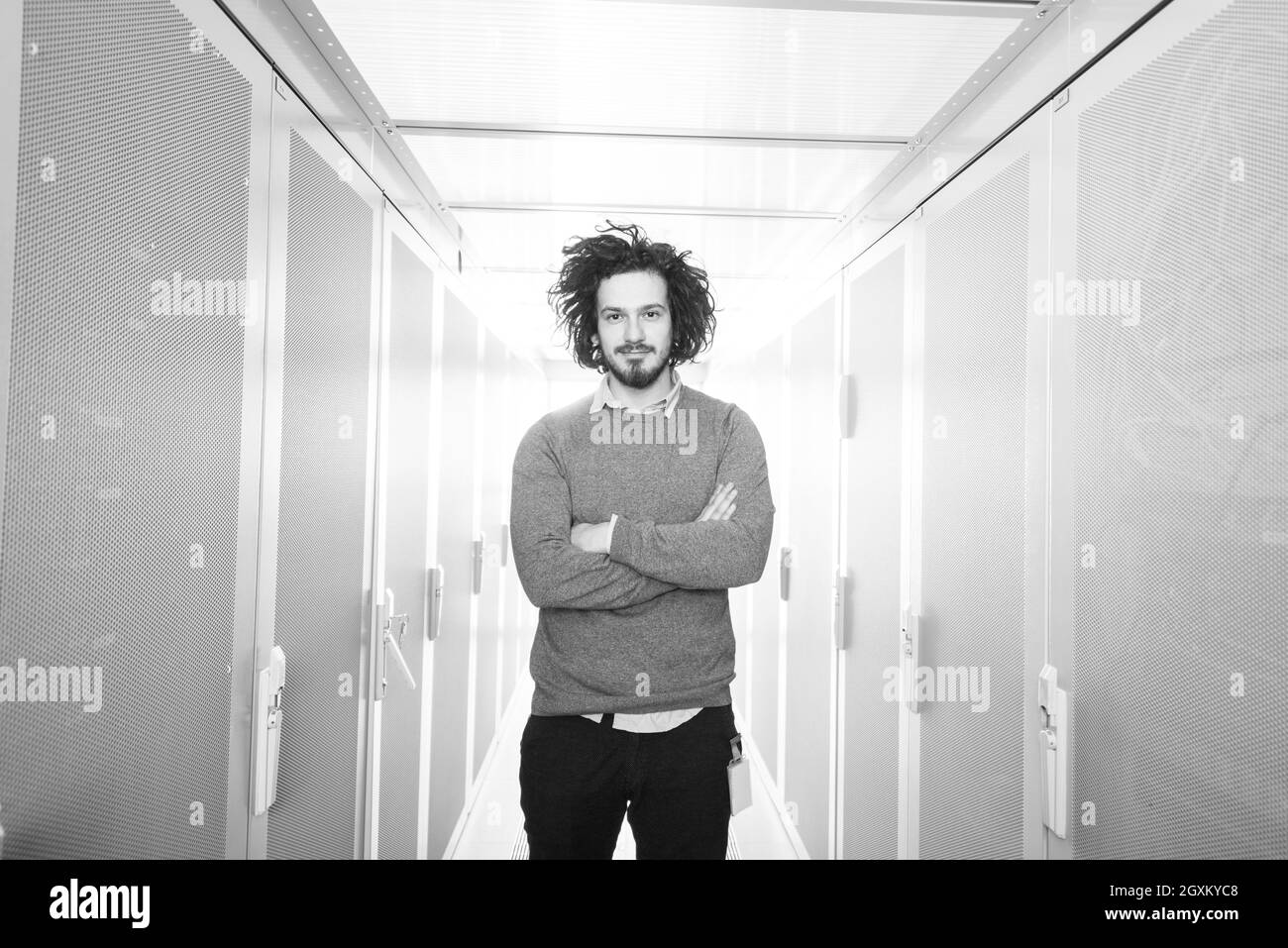 Portrait of young handsome il en ingénieur datacenter server room Banque D'Images