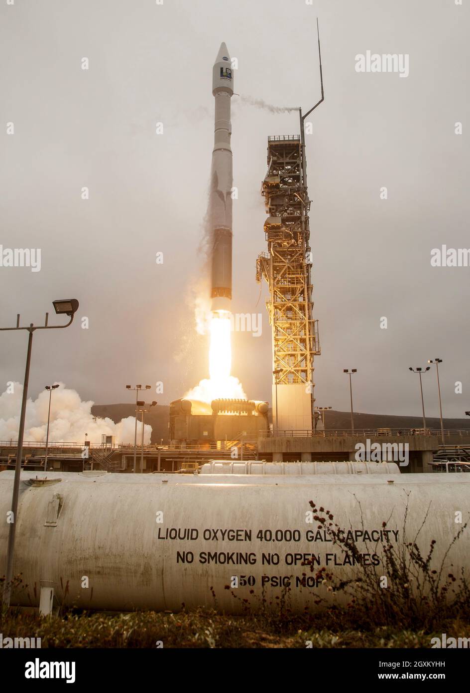 La fusée Atlas V de United Launch Alliance avec le satellite Landsat 9 de la NASA monte à bord du complexe de lancement spatial 3, base spatiale de Vandenberg le 27 septembre 2021 à Lompoc, en Californie. Banque D'Images