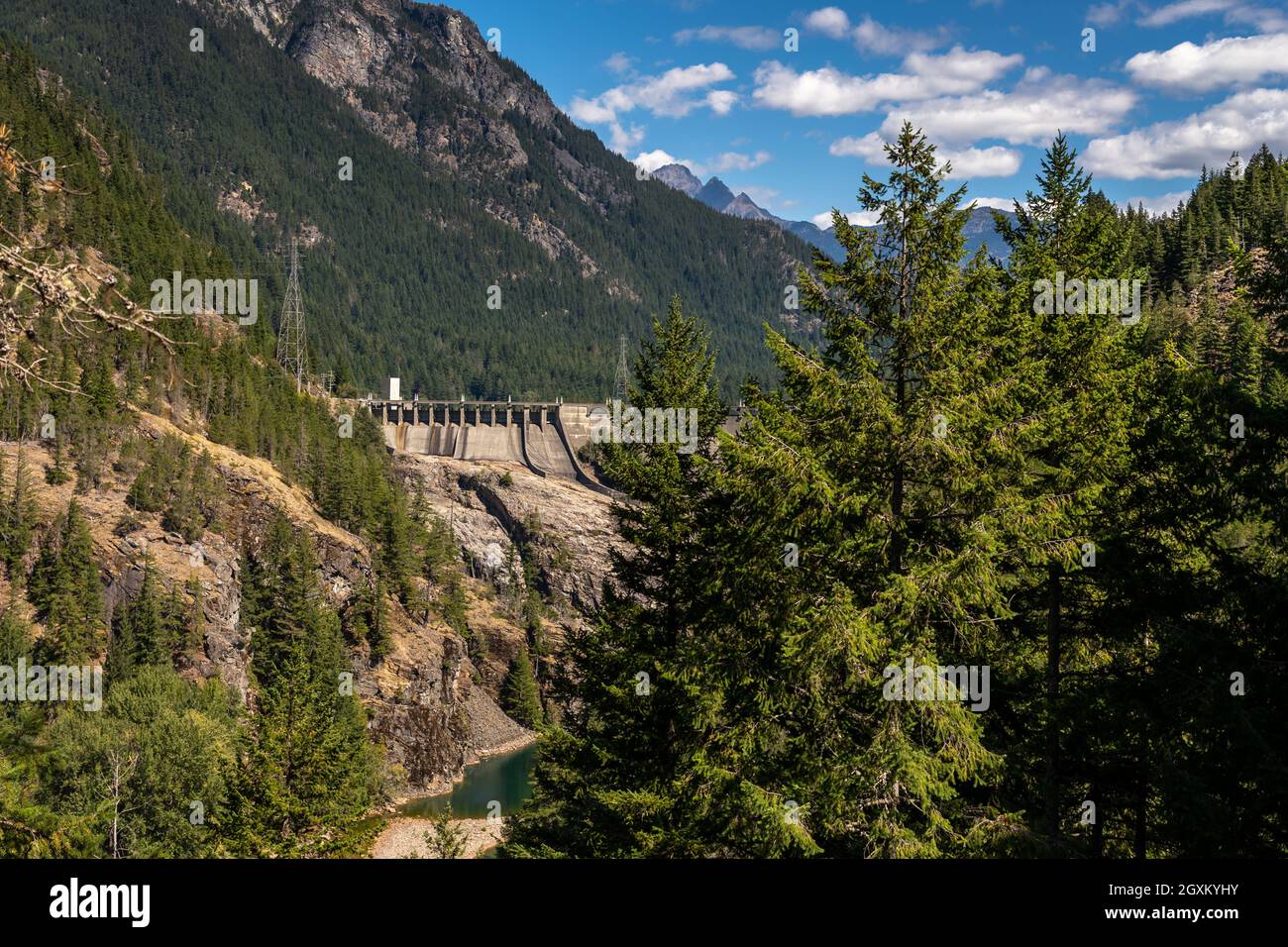 Newwalem, WA États-Unis - 09-02-2021: La Damn de Ross Lake fait partie du projet hydroélectrique gorge pour fournir de l'électricité à Seattle Banque D'Images