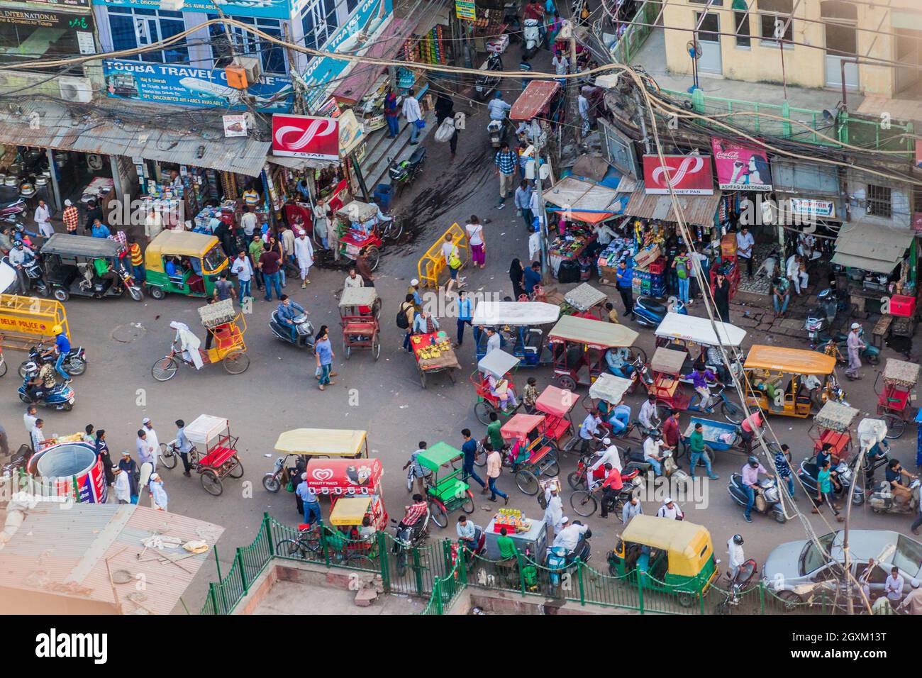 DELHI, INDE - 22 OCTOBRE 2016 : vue aérienne d'une intersection très fréquentée dans la vieille ville de Delhi. Banque D'Images