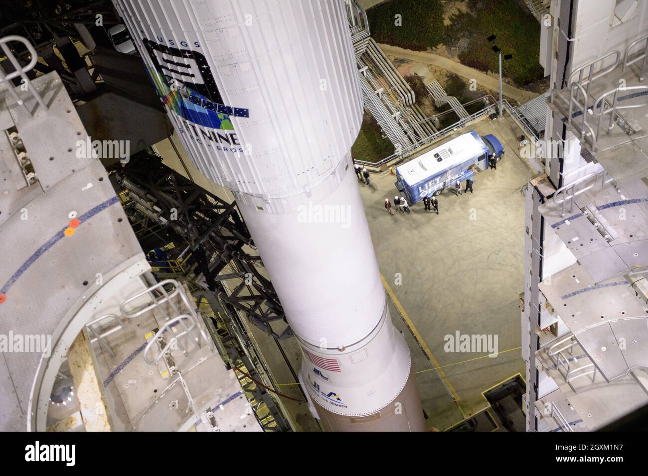 La fusée Atlas V de United Launch Alliance avec le satellite Landsat 9 de la NASA est prête pour le lancement alors que la plate-forme mobile du lanceur est reprise au complexe de lancement spatial 3, base de la Force spatiale de Vandenberg le 27 septembre 2021 à Lompoc, en Californie. Banque D'Images
