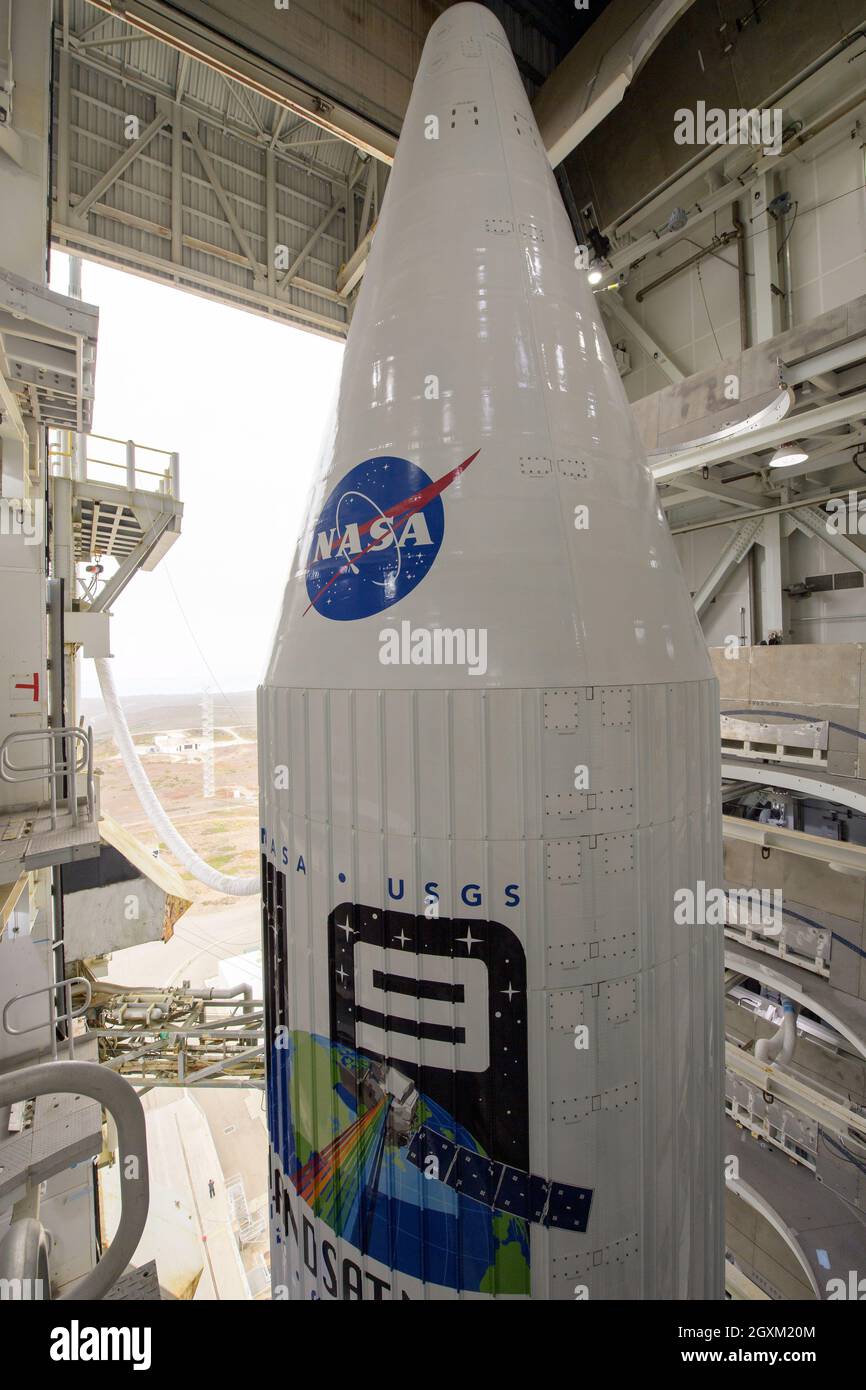 La fusée Atlas V de United Launch Alliance avec le satellite Landsat 9 de la NASA est prête pour le lancement alors que la plate-forme mobile du lanceur est reprise au complexe de lancement spatial 3, base de la Force spatiale de Vandenberg le 27 septembre 2021 à Lompoc, en Californie. Banque D'Images
