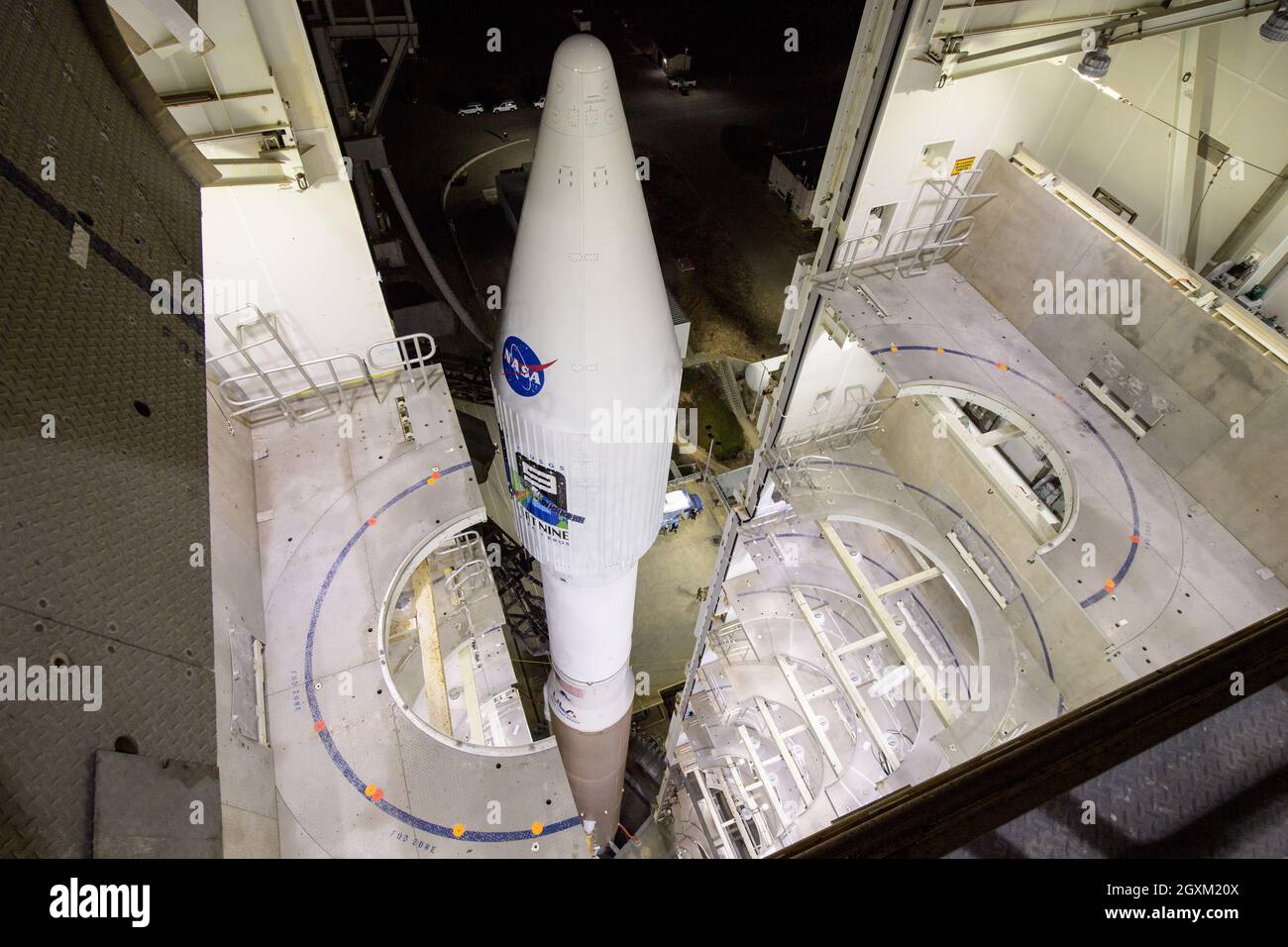 La fusée Atlas V de United Launch Alliance avec le satellite Landsat 9 de la NASA est prête pour le lancement alors que la plate-forme mobile du lanceur est reprise au complexe de lancement spatial 3, base de la Force spatiale de Vandenberg le 27 septembre 2021 à Lompoc, en Californie. Banque D'Images