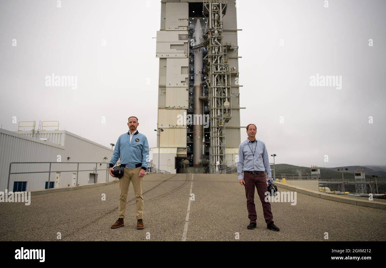 Jeff Masek, chercheur du projet NASA Landsat 9, et l'acteur Marc Evan Jackson, à gauche, posent avec la fusée Atlas V de l'United Launch Alliance et l'engin spatial Landsat 9 de la NASA au complexe de lancement spatial 3, base spatiale de Vandenberg le 26 septembre 2021 à Lompoc, en Californie. Banque D'Images