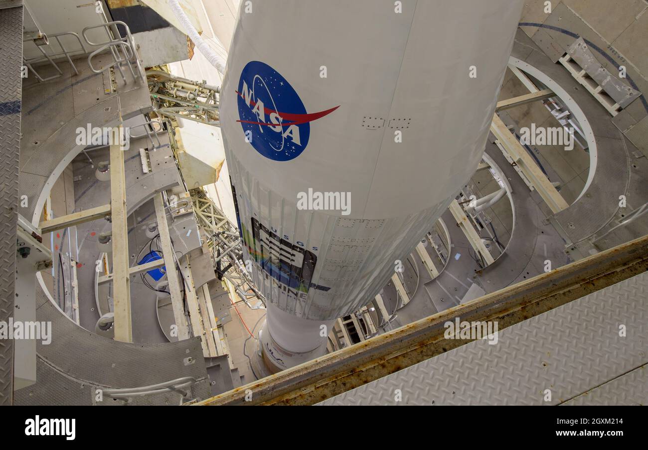 La fusée Atlas V de United Launch Alliance avec le satellite Landsat 9 de la NASA est prête pour le lancement alors que la plate-forme mobile du lanceur est reprise au complexe de lancement spatial 3, base de la Force spatiale de Vandenberg le 27 septembre 2021 à Lompoc, en Californie. Banque D'Images