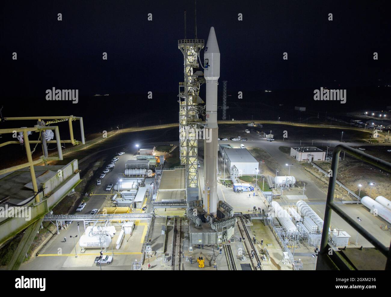 La fusée Atlas V de United Launch Alliance avec le satellite Landsat 9 de la NASA est prête pour le lancement alors que la plate-forme mobile du lanceur est reprise au complexe de lancement spatial 3, base de la Force spatiale de Vandenberg le 27 septembre 2021 à Lompoc, en Californie. Banque D'Images