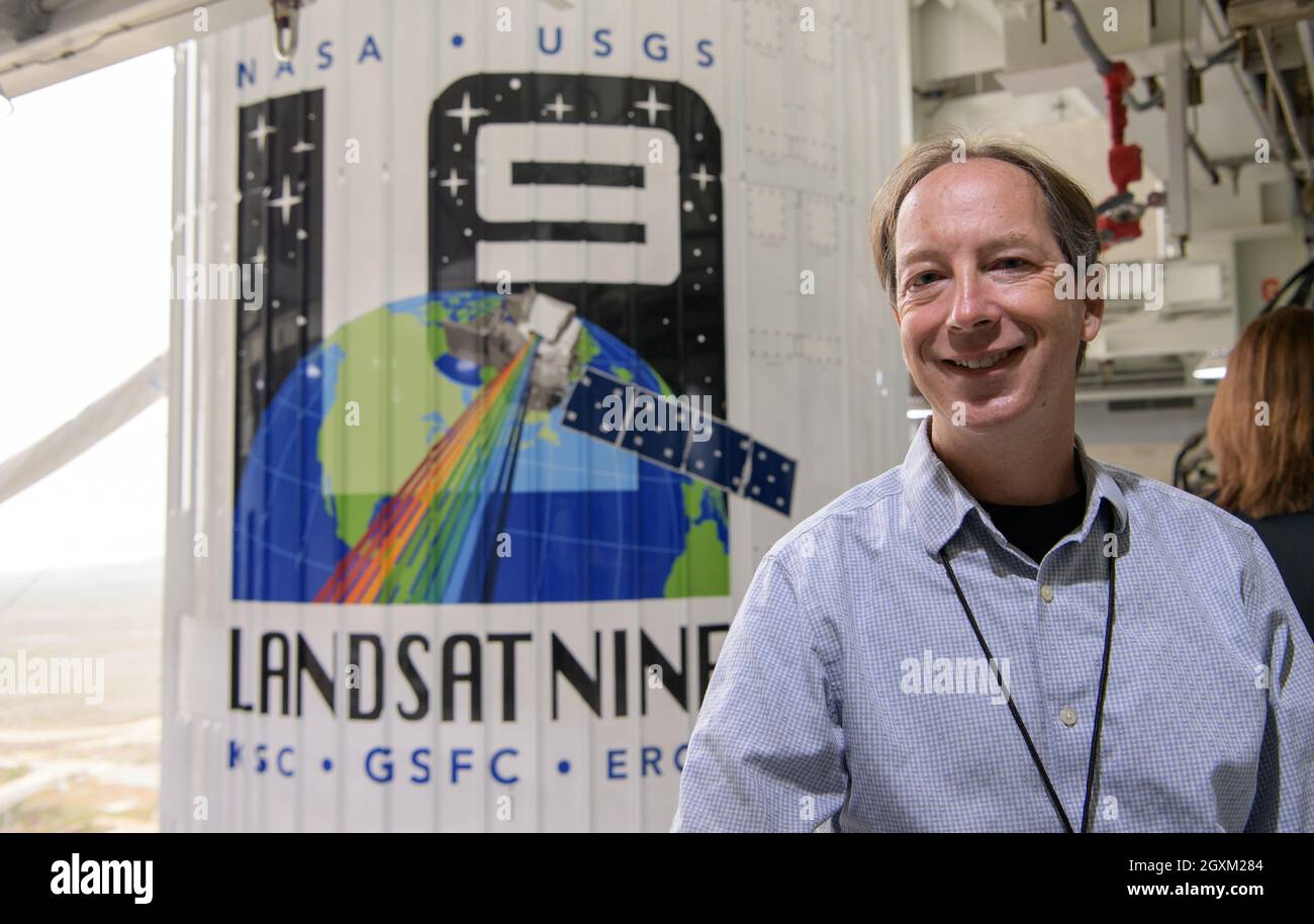 Jeff Masek, scientifique du projet NASA Landsat 9, pose avec la fusée Atlas V de l'United Launch Alliance et l'engin spatial Landsat 9 de la NASA au complexe de lancement spatial 3, base spatiale de Vandenberg le 26 septembre 2021 à Lompoc, en Californie. Banque D'Images