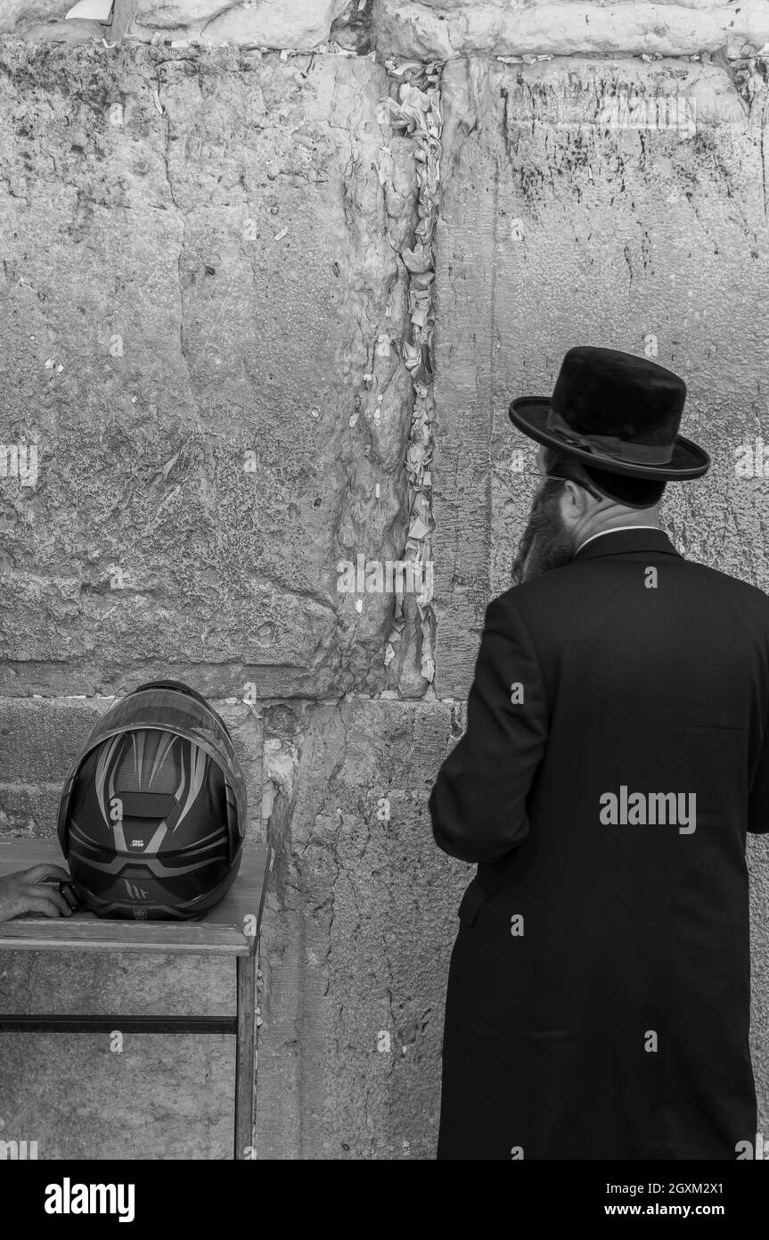 Juif orthodoxe priant au mur des lamentations, à Jérusalem.Photographie en noir et blanc Banque D'Images