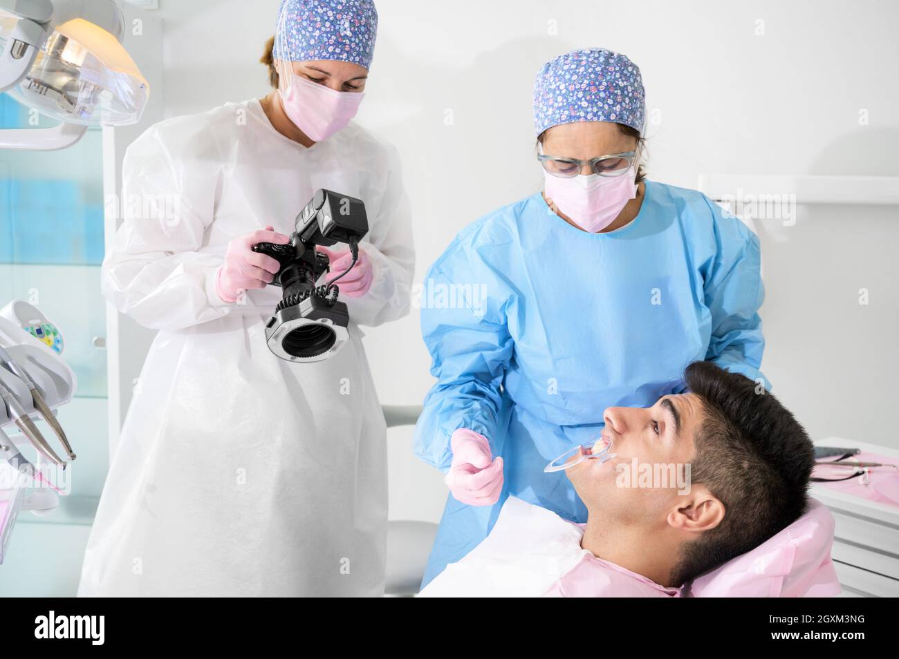 Dentiste avec appareil photo pour prendre des photos du sourire d'un jeune patient. Photo de haute qualité. Banque D'Images