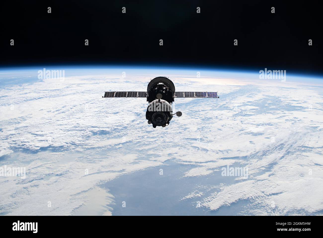 L'engin spatial russe Soyuz MS-18 transportant trois membres d'équipage Expedition 65 qui se délocalisent du module Rassvet au module de laboratoire polyvalent Nauka nouvellement installé à la Station spatiale internationale le 28 septembre 2021 à Earth Orbit. Banque D'Images