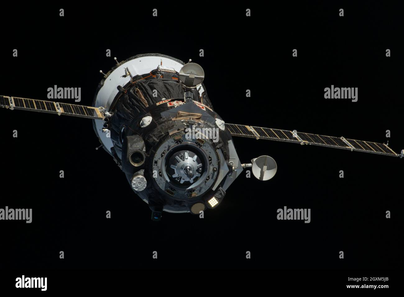 L'engin spatial russe Soyuz MS-18 transportant trois membres d'équipage Expedition 65 qui se délocalisent du module Rassvet au module de laboratoire polyvalent Nauka nouvellement installé à la Station spatiale internationale le 28 septembre 2021 à Earth Orbit. Banque D'Images